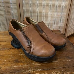 women’s z-coil shoes with zipper detail